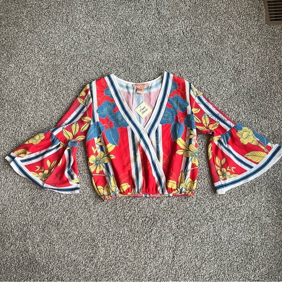 Flying Tomato NWT Blouse, Cropped Floral Deep V with 3/4 Bell Sleeve, Size Small - Picture 1 of 7